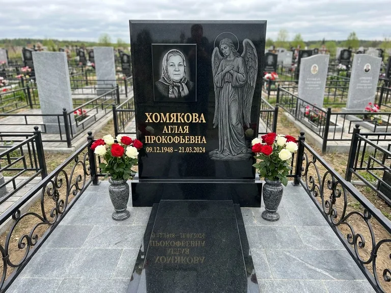 Памятник с гравировкой ангела — гравировка ангела-хранителя сбоку от портрета, работа «Яковлева» в Ярославле