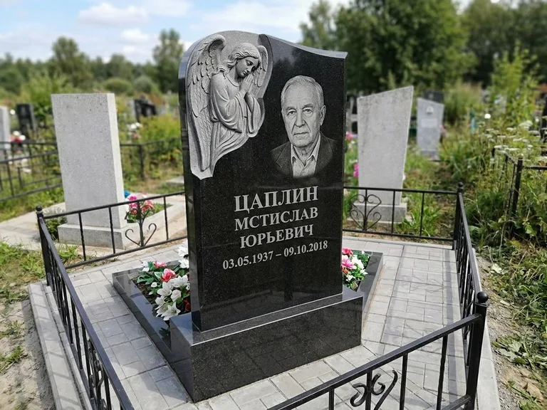 Памятник с гравировкой ангела — гравировка молящегося ангела в верхней части стелы, работа «Пономарёв» в Ярославле