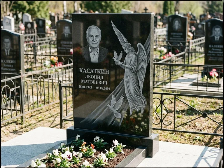Памятник с гравировкой ангела — гравировка ангела с голубем по диагонали стелы, работа «Касаткин» в Ярославле