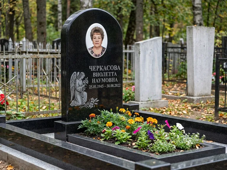Памятник с гравировкой ангела — гравировка ангела с крестом рядом с эпитафией, работа «Журавлёва» в Ярославле
