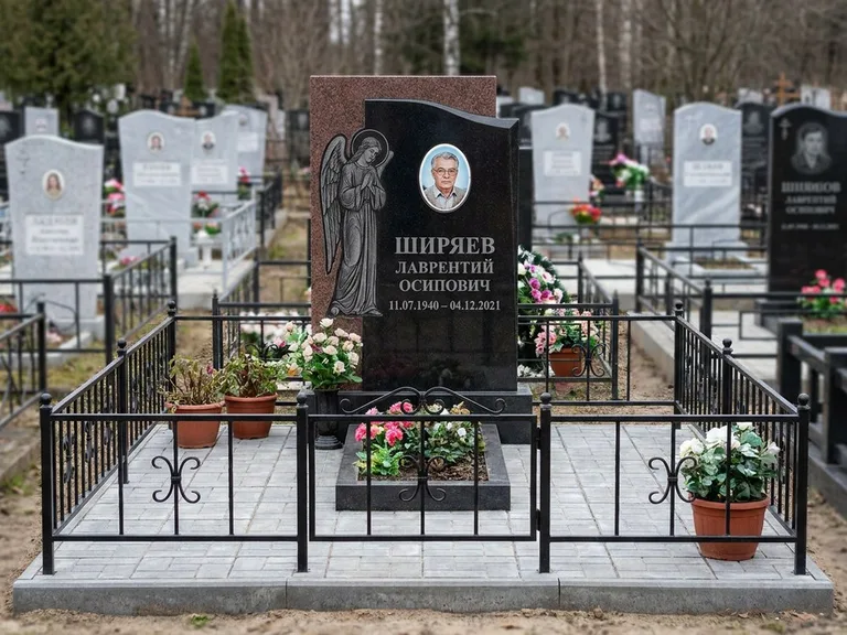 Памятник с гравировкой ангела — гравировка ангела с голубем по диагонали стелы, работа «Селиванов» в Ярославле