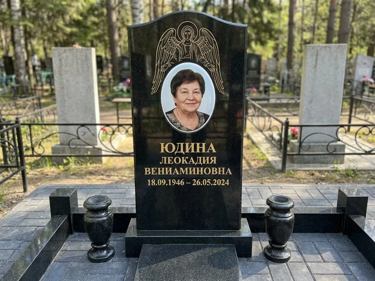 Памятник с гравировкой ангела — гравировка двух ангелов по сторонам портрета, работа «Гордеева» в Ярославле