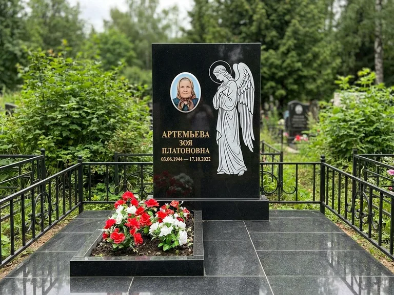 Памятник с гравировкой ангела — гравировка ангела в облаках с лучами над портретом, работа «Фаддеев» в Ярославле