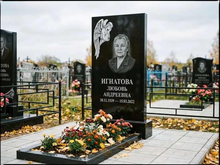 Памятник с гравировкой ангела — белая гравировка скорбящего ангела над портретом, работа «Игнатова» в Ярославле