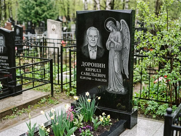 Памятник с гравировкой ангела — гравировка ангела-хранителя сбоку от портрета, работа «Доронин» в Ярославле