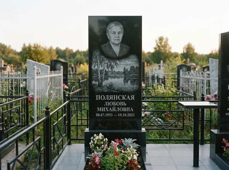 Памятник с гравировкой берёзы — гравировка берёзы у зеркального озера, работа «Полянская» в Ярославле