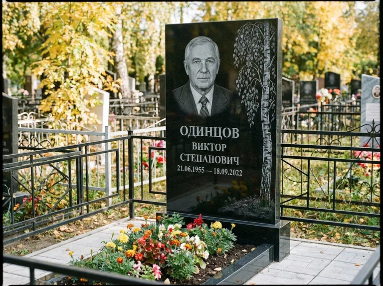 Памятник с гравировкой берёзы — гравировка плакучей берёзы с тонкими ветвями, работа «Одинцов» в Ярославле