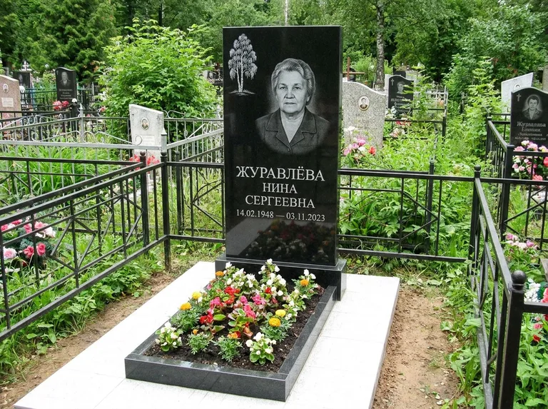 Памятник с гравировкой берёзы — гравировка одинокой берёзы над именем, работа «Журавлёва» в Ярославле