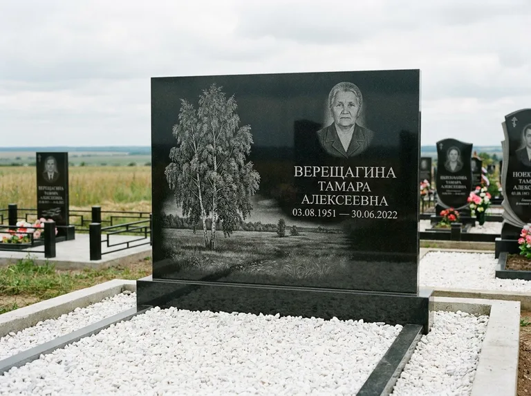 Памятник с гравировкой берёзы: широкая горизонтальная стела — берёза у поля, простор до горизонта, белая мраморная крошка с бордюром, работа «Верещагина» в Ярославле