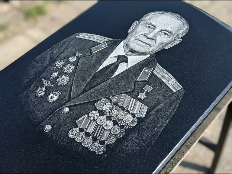 Гравировка фото на памятнике — военный / ветеран в Ярославле