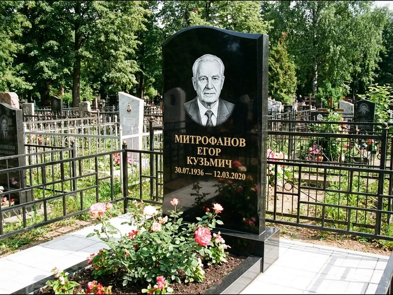 Гравировка портрета на чёрном граните — выполненная работа 29 в Ярославле