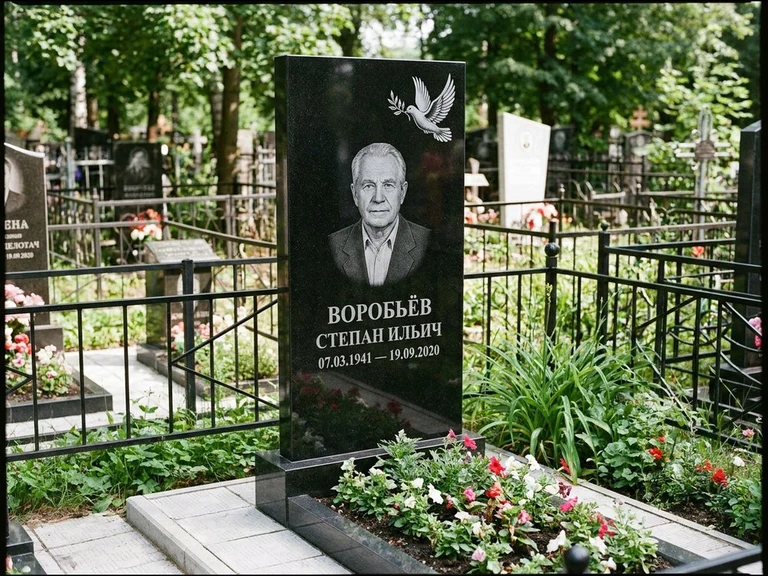 Гравировка голубей на памятник в Ярославле — памятник из чёрного гранита с гравировкой