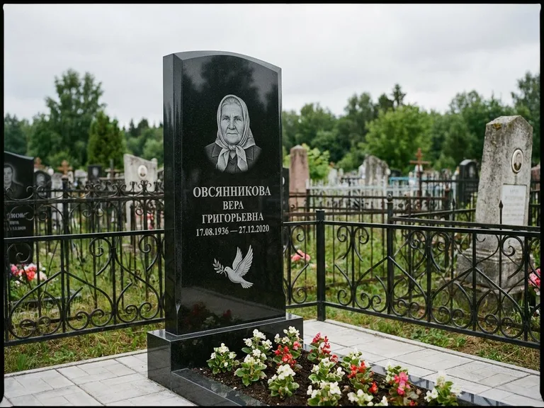 Памятник с гравировкой голубей — гравировка голубя с оливковой ветвью рядом с эпитафией, работа «Овсянникова» в Ярославле