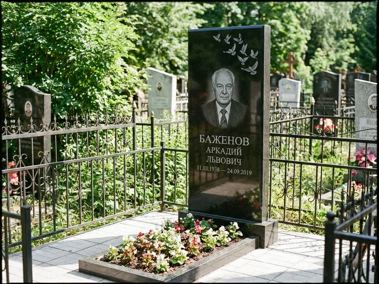Памятник с гравировкой голубей — гравировка стаи голубей, взлетающей от угла стелы, работа «Баженов» в Ярославле