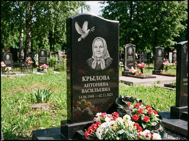 Памятник с гравировкой голубей — гравировка голубей, работа «Крылова» в Ярославле