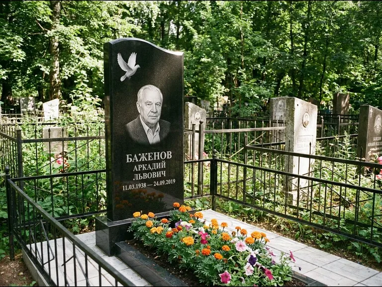 Памятник с гравировкой голубей — белая гравировка взлетающего голубя над портретом, работа «Баженов» в Ярославле