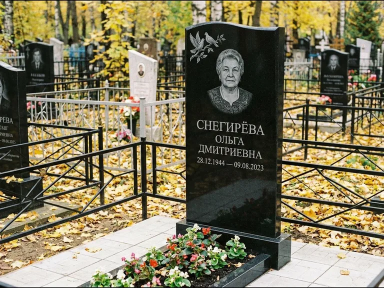 Памятник с гравировкой голубей — гравировка пары голубей на ветке в верхнем углу стелы, работа «Снегирёва» в Ярославле
