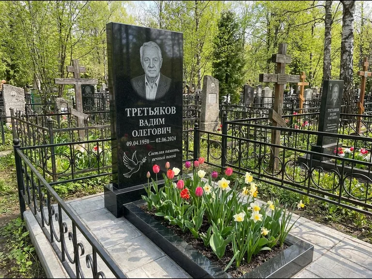 Памятник с гравировкой голубей — гравировка голубя с оливковой ветвью рядом с эпитафией, работа «Третьяков» в Ярославле