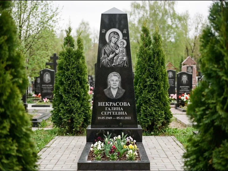 Памятник с гравировкой иконы — образ Николая Чудотворца, работа «Третьяков» в Ярославле