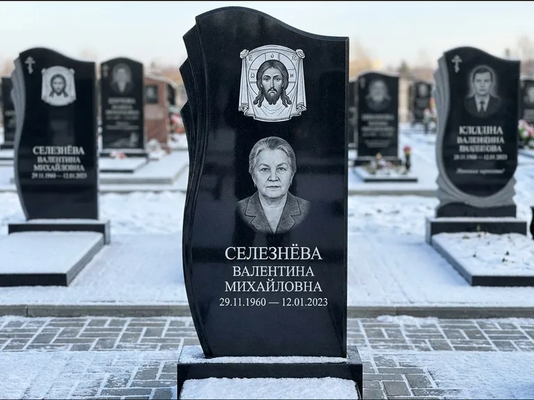 Памятник с гравировкой иконы — Казанская икона Божией Матери на стеле, работа «Одинцов» в Ярославле