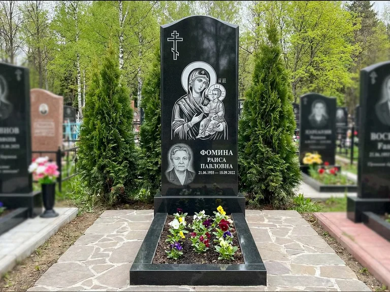 Памятник с гравировкой иконы — икона в резном киоте, работа «Гущин» в Ярославле