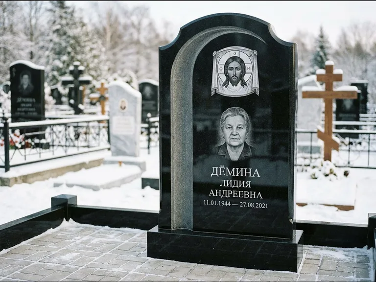 Памятник с гравировкой иконы: гранёный восьмиугольный обелиск с крестом — гравировка Николая Чудотворца, семейный участок с гранитной скамьёй, работа «Зотов» в Ярославле