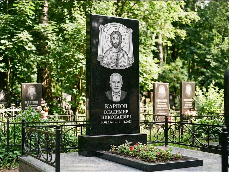 Памятник с гравировкой иконы: широкая двойная семейная стела — золочёный нимб на образе, цветник с красными розами, работа «Воронцова» в Ярославле