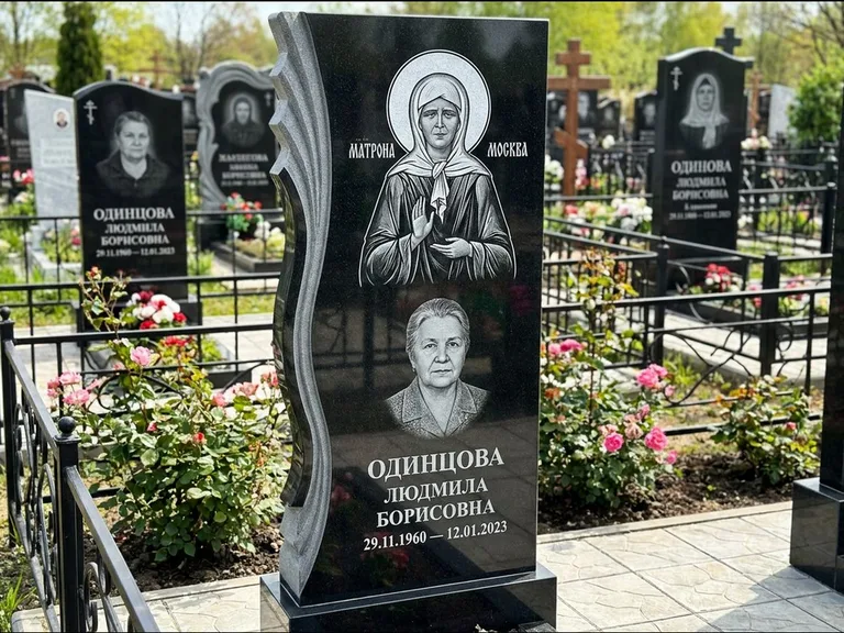 Памятник с гравировкой иконы: ступенчатая двухуровневая стела — Архангел Михаил на стеле, каменная дорожка из плитняка, работа «Одинцов» в Ярославле