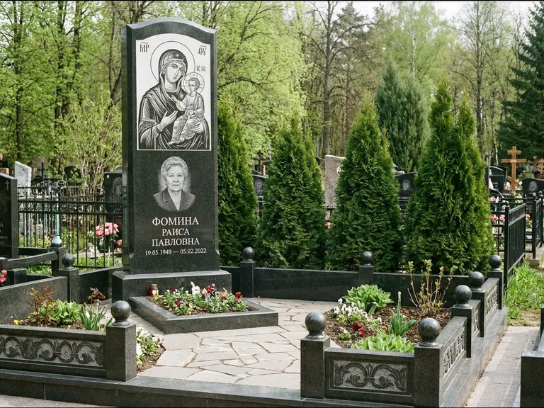 Памятник с гравировкой иконы: высокий гранёный обелиск с крестом-навершием — гравировка образа Матроны Московской, открытый участок без ограды, работа «Третьяков» в Ярославле
