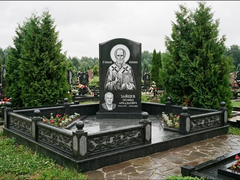 Памятник с гравировкой иконы: стела с гранитным столиком и скамьёй — Архангел Михаил на стеле, семейный участок с плиткой, работа «Верещагина» в Ярославле