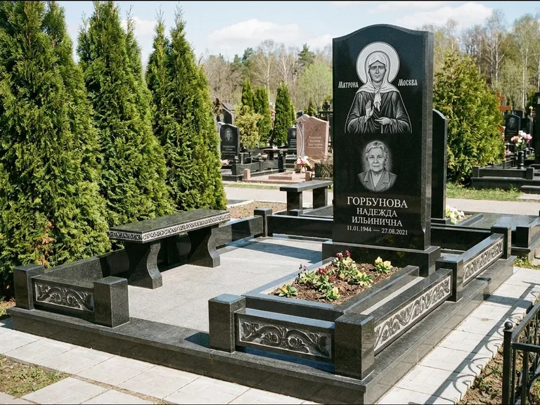 Памятник с гравировкой иконы: стела в форме раскрытой книги с образом — гравировка образа Спасителя, цоколь тёмной плиткой, работа «Зотов» в Ярославле