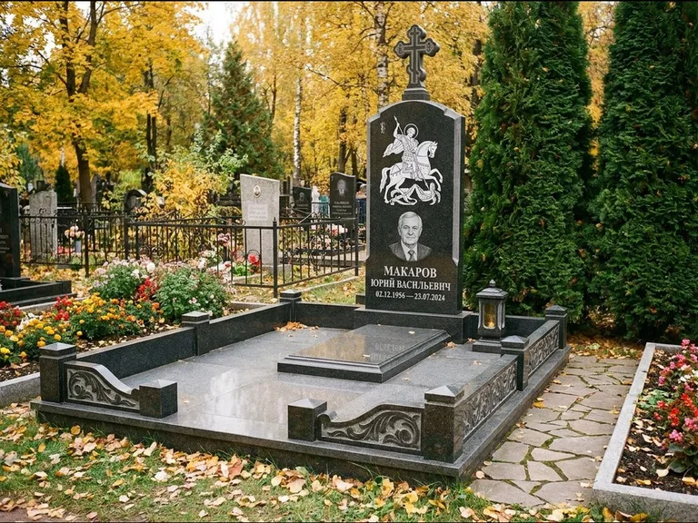Памятник с гравировкой иконы: ступенчатая трёхуровневая стела — золочёный нимб на образе, дорожка из природного плитняка, работа «Лебедева» в Ярославле