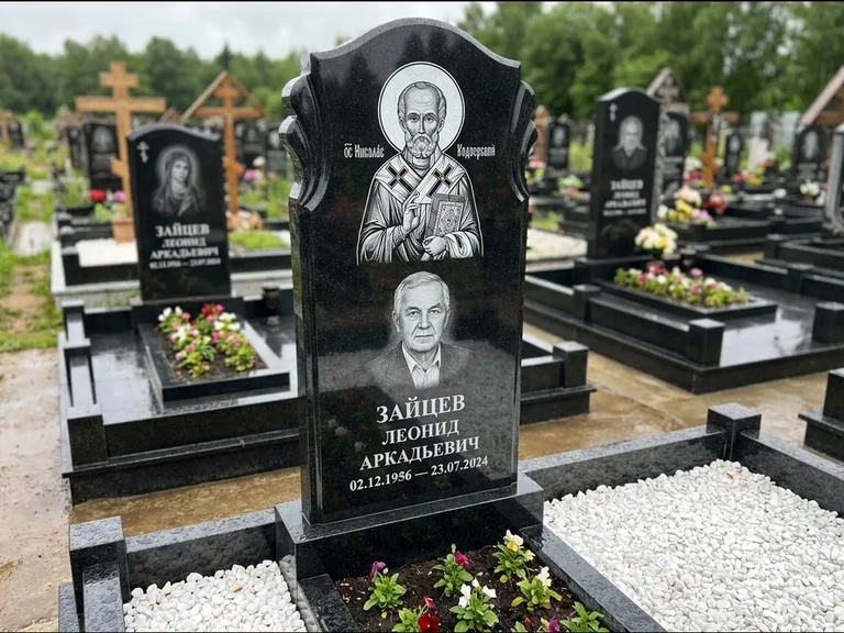 Памятник с гравировкой иконы — образ Николая Чудотворца, работа «Лебедева» в Ярославле