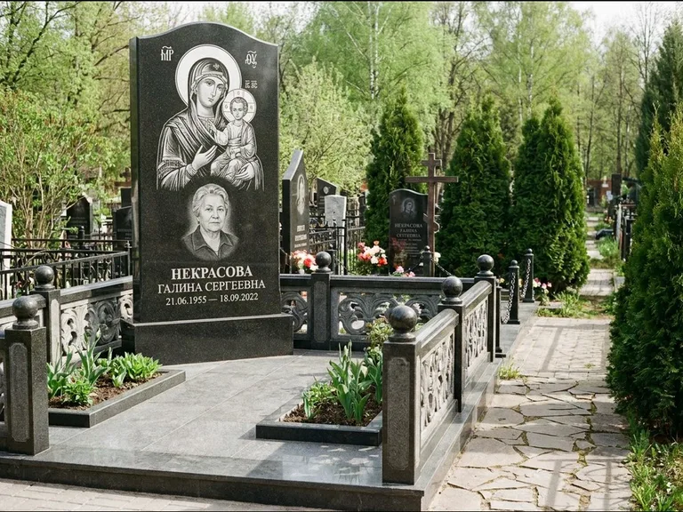 Памятник с гравировкой иконы: полукруглая стела с купольным навершием — Архангел Михаил на стеле, заснеженный зимний участок, работа «Гущин» в Ярославле