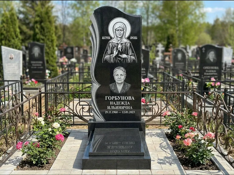 Памятник с гравировкой иконы — икона в резном киоте, работа «Одинцов» в Ярославле