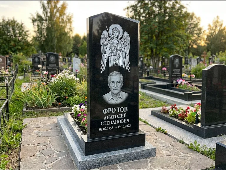 Памятник с гравировкой иконы — Владимирская икона Божией Матери с Младенцем, работа «Мельникова» в Ярославле