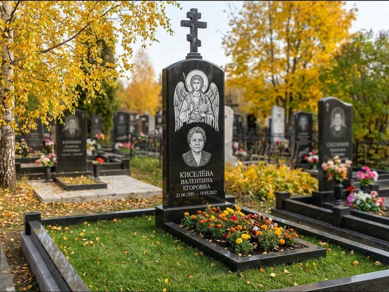 Памятник с гравировкой иконы — образ в полный рост на обороте стелы, работа «Гущин» в Ярославле