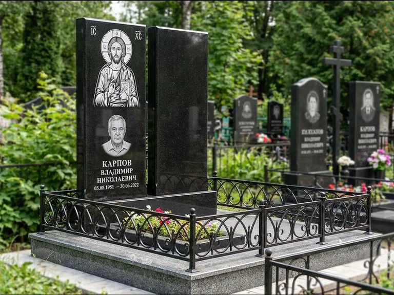 Памятник с гравировкой иконы — Казанская икона Божией Матери на стеле, работа «Богданова» в Ярославле