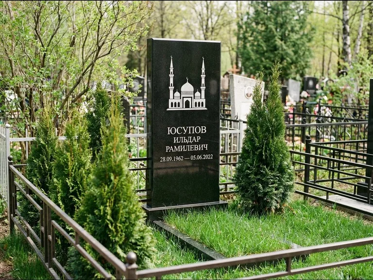 Мусульманский памятник с гравировкой мечети — силуэт мечети с двумя минаретами над именем, работа «Юсупов» в Ярославле