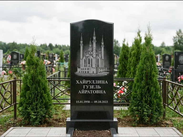 Мусульманский памятник с гравировкой мечети — мечеть Кул-Шариф на обороте стелы, работа «Хайруллина» в Ярославле