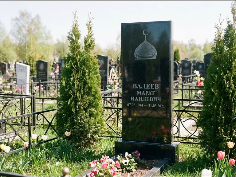 Мусульманский памятник с гравировкой мечети — купол с полумесяцем в верхней части, работа «Валеев» в Ярославле