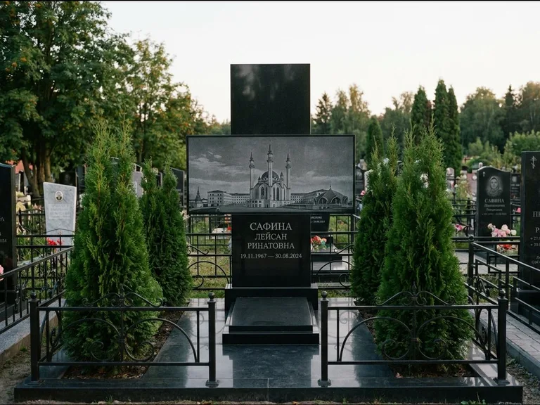 Мусульманский памятник с гравировкой мечети — панорама мечети во всю ширину стелы, работа «Сафина» в Ярославле