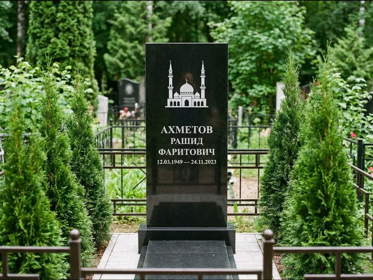 Мусульманский памятник с гравировкой мечети — силуэт мечети с двумя минаретами над именем, работа «Ахметов» в Ярославле