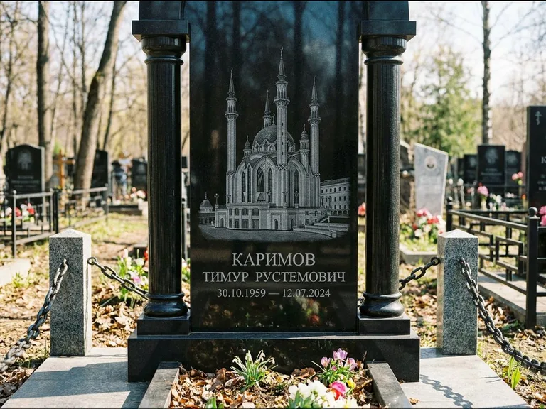 Мусульманский памятник с гравировкой мечети: стела с колоннами-минаретами по бокам — детализированная гравировка мечети Кул-Шариф, гранитные столбики с провисающей цепью, работа «Каримов» в Ярославле