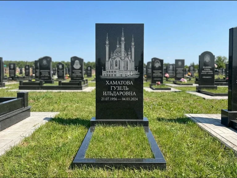 Мусульманский памятник с гравировкой мечети: небольшая скромная одиночная стела — золочёная гравировка мечети, аккуратный участок с газоном, работа «Нигматуллина» в Ярославле