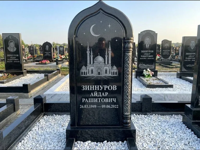 Мусульманский памятник с гравировкой мечети: стела с михраб-верхом и резной боковой колонной — детализированная гравировка мечети Кул-Шариф, белая мраморная крошка, работа «Ахметов» в Ярославле