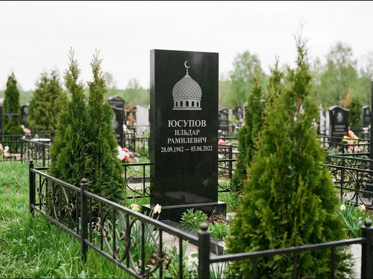 Мусульманский памятник с гравировкой мечети — купол с полумесяцем в верхней части, работа «Юсупов» в Ярославле