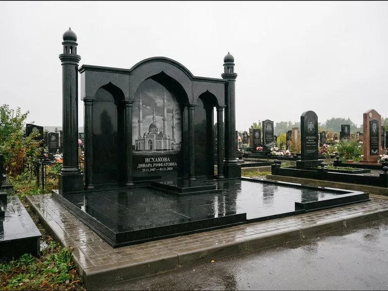 Мусульманский памятник с гравировкой мечети: семейный мемориал с колоннами-минаретами и аркой — золочёная гравировка мечети, большая мощёная площадка, работа «Абдуллаева» в Ярославле
