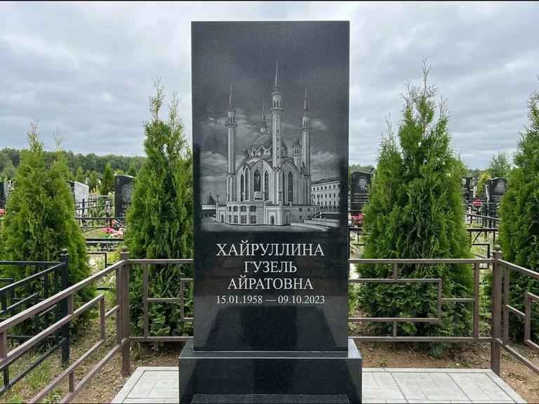 Мусульманский памятник с гравировкой мечети — панорама мечети во всю ширину стелы, работа «Хайруллина» в Ярославле