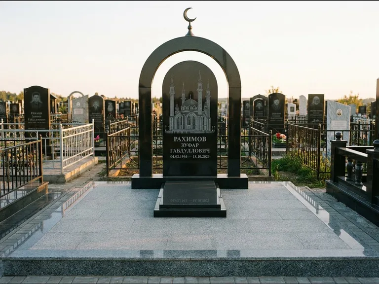 Мусульманский памятник с гравировкой мечети: монументальная стела-арка с полумесяцем на вершине — детализированная гравировка мечети Кул-Шариф, мощёная гранитная площадка с бордюром, работа «Юсупов» в Ярославле